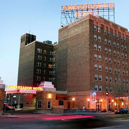 Ambassador Hotel Milwaukee Bagian luar foto