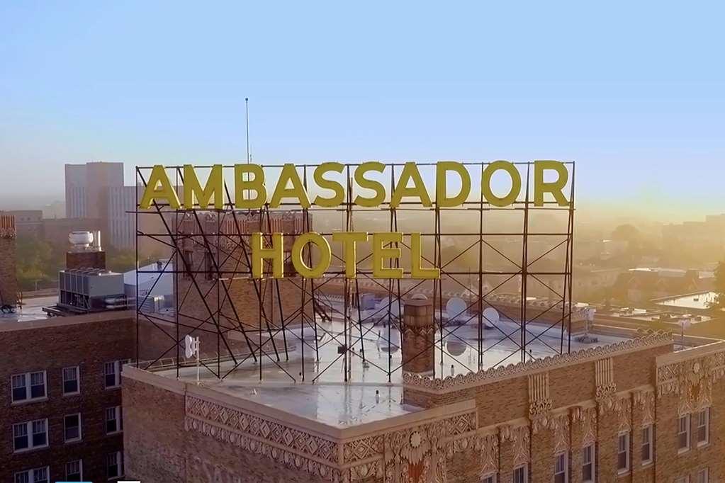 Ambassador Hotel Milwaukee Bagian luar foto