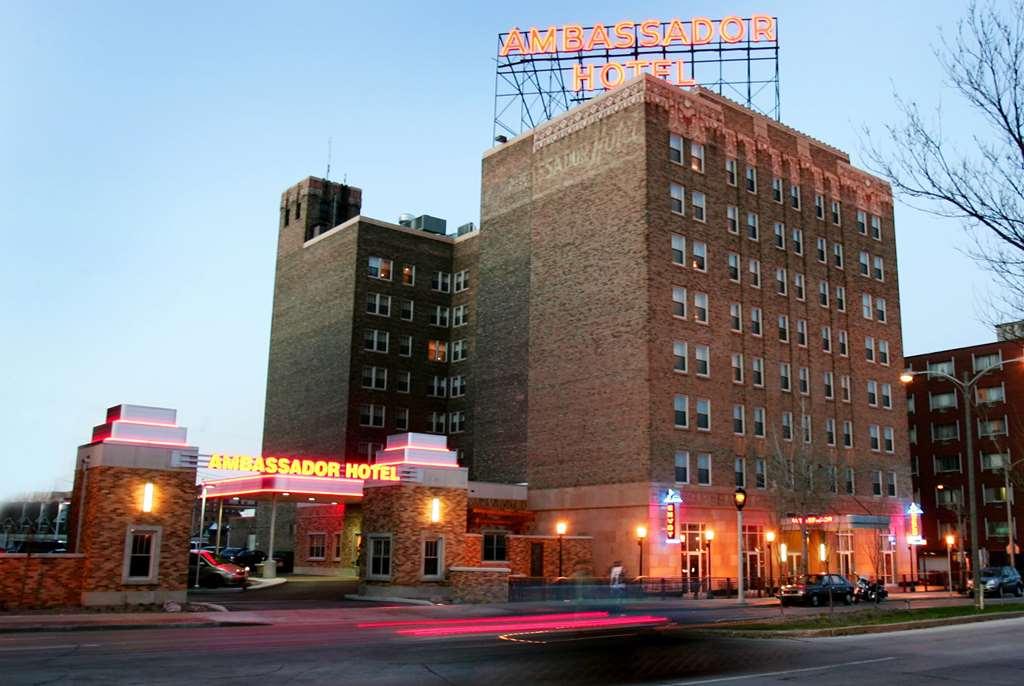 Ambassador Hotel Milwaukee Bagian luar foto
